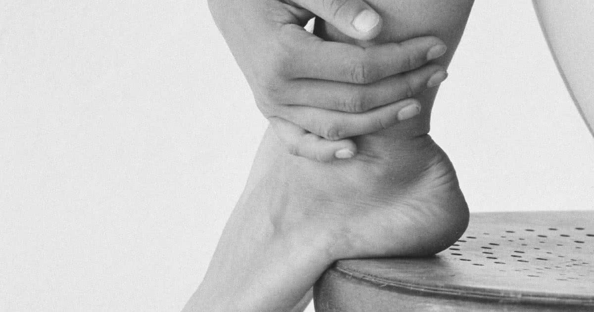 Tornozelos e pés inchados: principais causas e o que fazer - Amato